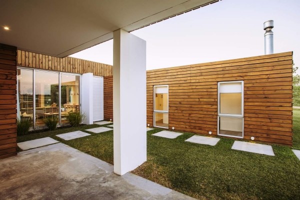 Выразительный семейный дом с деревянной отделкой, Уругвай