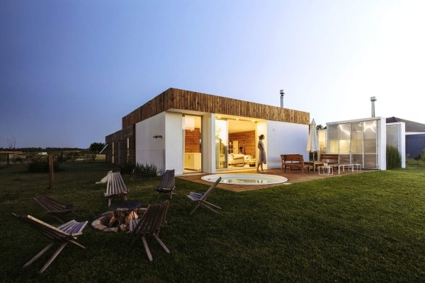 Выразительный семейный дом с деревянной отделкой, Уругвай