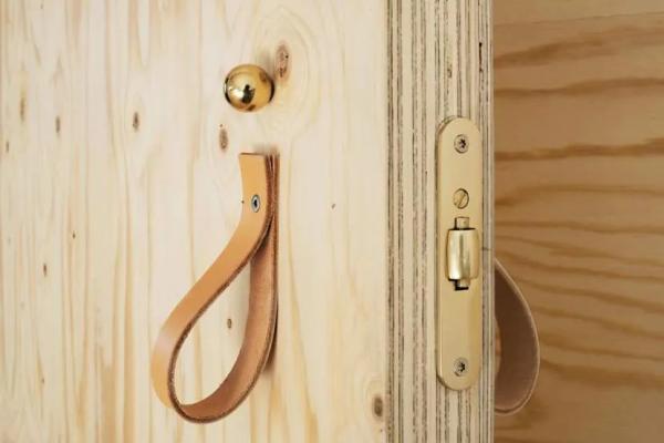 Что нужно продумать и выбрать для изготовления самодельной деревянной двери: от материалов до сборки