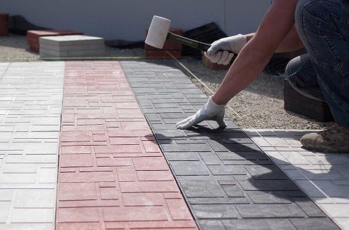 Полимерпесчаная тротуарная плитка: преимущества и технология укладки