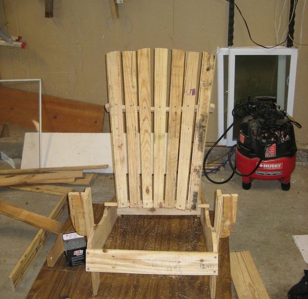 Шикарное кресло из поддонов на дачу своими руками – современно и не колхозно