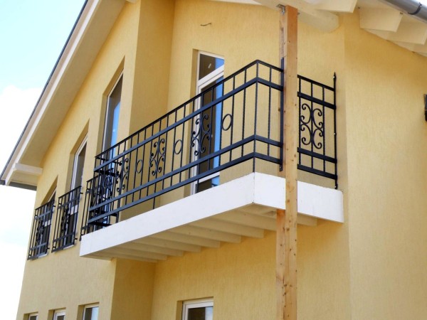 Кованые перила как элемент фэн-шуй в дизайне балкона
