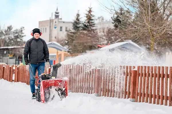 Бензиновый снегоуборщик: особенности, преимущества и выбор модели